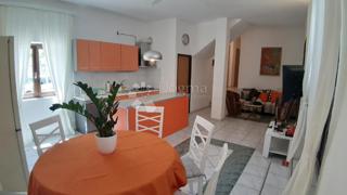 Casa a due piani con 4 camere da letto e 2 ingressi - opportunità nel cuore di Vrsar