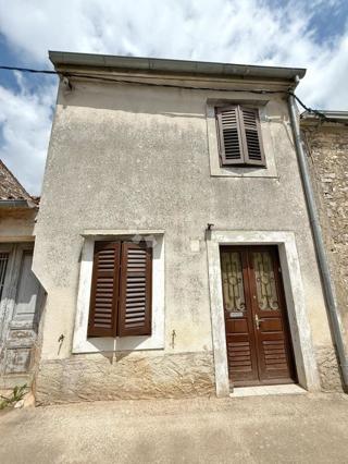 OCCASIONE - CASA DA RISTRUTTURARE CON GIARDINO NEL CENTRO DI VODNJAN
