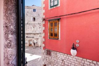 Appartamento Ristrutturato di Lusso di 114 m² in Vendita nel Cuore di Sebenico – Ideale per Affitto Turistico!