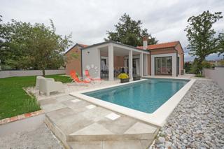 Moderna casa a un piano con piscina e privacy assoluta Nuova costruzione pronta per essere abitata