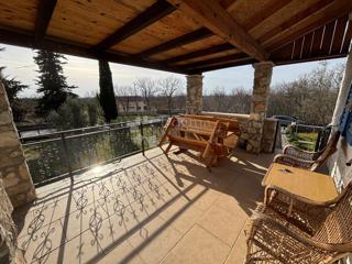 Appartamento in Casa in Pietra con Ampia Terrazza e Cortile