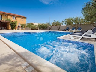 CASA PER 20 PERSONE, PISCINA, SALA, POSIZIONE TOP!