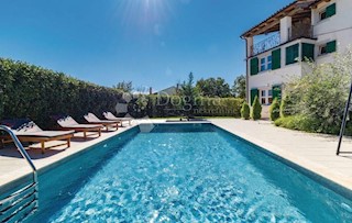 OPPORTUNITÀ! CASA TRADIZIONALE IN PIETRA D'ISTRIA RISTRUTTURATA CON PISCINA