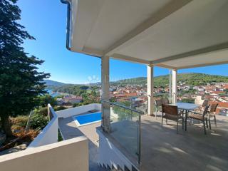 Tribunj – Unica sul mercato! Casa con piscina in una posizione eccezionale!!
