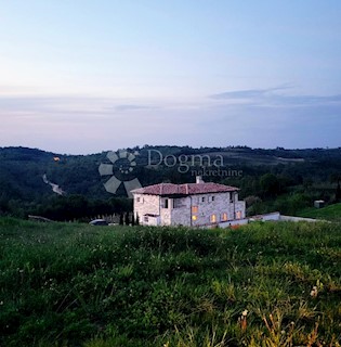 IL SOGNO DI UNA VILLA IN PIETRA D'ISTRIA DIVENTA REALTÀ