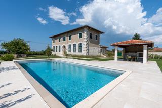 EX SCUOLA ITALIANA, ORA UNA VILLA PERFETTA