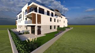 Vodice – Appartamento trilocale al 1° piano, a 50 m dal mare, terrazza, balcone, posto auto 28,35 m² incluso nel prezzo