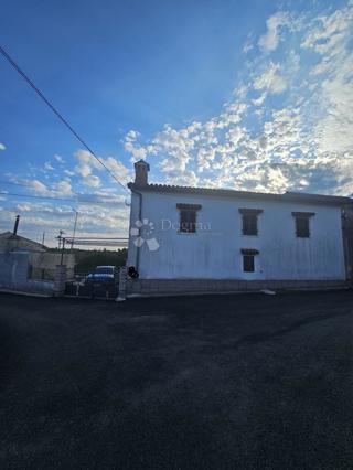 Una casa abitabile con giardino, taverna e garage - una posizione tranquilla vicino a Barban