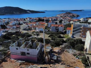 PRIMOŠTEN - POSIZIONE ECCEZIONALE, APPARTAMENTO AL PIANO TERRA