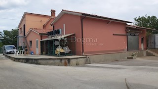 Locale commerciale Labin, 401m2