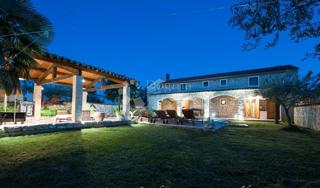 Casa in pietra d'Istria con piscina e ampio giardino