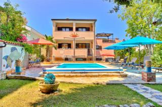 Casa con bellissimo giardino e piscina - 500 m dal mare