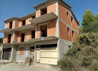 Casa su tre piani con grande potenziale, grezzo avanzato