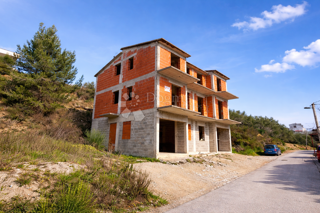 Casa su tre piani con grande potenziale, grezzo avanzato
