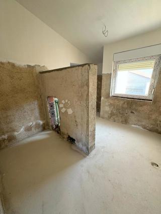 Casa incompiuta a Ražanac con vista mare