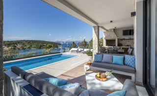 Villa di lusso sull'isola di Šolta con piscina riscaldata, jacuzzi e vista panoramica