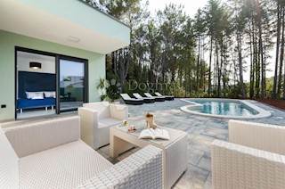 ROVINJ - CASA MODERNA AL PIANO CON PISCINA, VICINO AL MARE