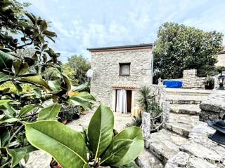 Una splendida casa ristrutturata con giardino! L'isola di Veglia!