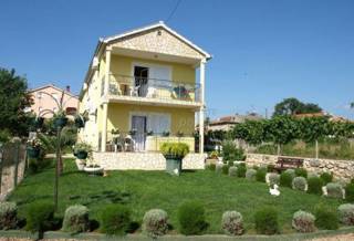 Casa con 5 appartamenti vicino al mare! Šilo