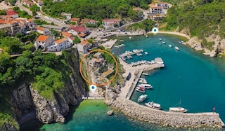 Villa in pietra su una roccia a picco sul mare con vista sul mare aperto!