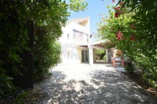 Appartamento nella città di Krk con un bellissimo giardino!