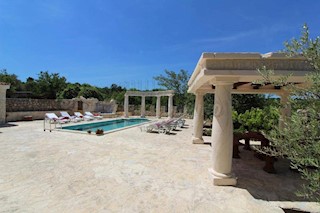 Villa mediterranea unica con piscina, sauna e ampio giardino!