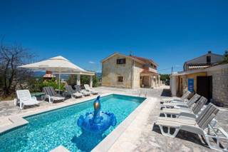 Villa mediterranea unica con piscina, sauna e ampio giardino!