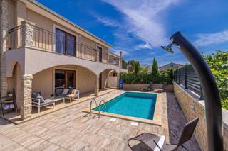 Due bellissime ville con piscina e vista mare!