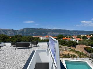 Una casa con terrazza panoramica e vista panoramica! L'isola di Veglia!