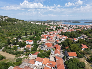 Splendide case in pietra nella parte vecchia di Murter con vista mare e parcheggio