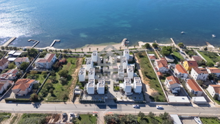 Appartamento su due piani di design subito accanto al mare in un quartiere arredato