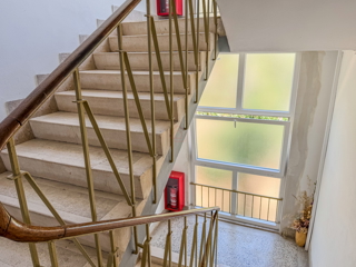 Appartamento con due camere al secondo piano di un edificio con due balconi, stanze spaziose e posto auto in garage