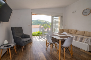 OFFERTA SPECIALE - Villa a soli 20 metri dal mare con tre appartamenti - Grebaštica