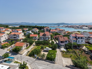 Bellissima casa con 5 unità abitative nel centro di Murter con parcheggio e giardino.