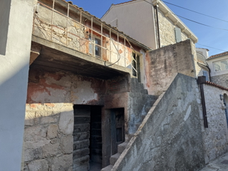 Casa in pietra subito accanto al mare da ristrutturare a Murter