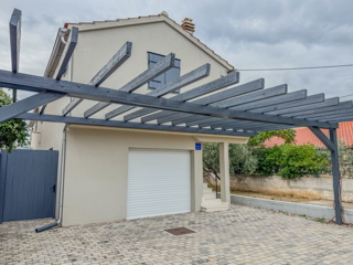 Casa vicino alla spiaggia di Betina con quattro unità abitative