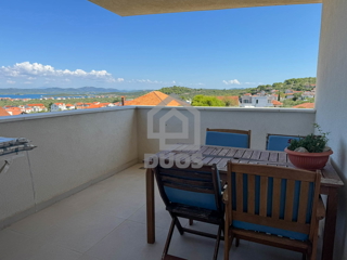 Attico con tre camere da letto, vista panoramica e garage
