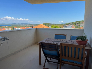 Attico con tre camere da letto, vista panoramica e garage