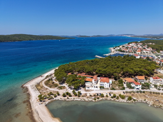 Complesso con tre case e campo da tennis in prima fila sul mare - località Zablaće