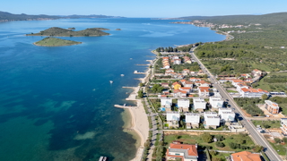 Bellissima villa di design con quattro camere da letto e organizzazione pratica