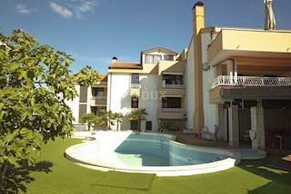 ISTRIA, MEDULIN Palazzina al mare con piscina, taverna e campo da tennis - VISTA MARE!!