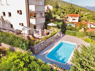 OPATIJA, IČIĆI - appartamento 65m2 con terrazza, vista mare, giardino e piscina comune