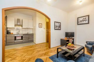 RIJEKA, CENTRO - Appartamento con 2 camere da letto, 1° piano, balcone, CORRIDOIO