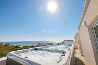 ZADAR, PRIVLAKA - La villa dei tuoi sogni: vista mare, jacuzzi sul tetto e solo 100 m dalla spiaggia! R4