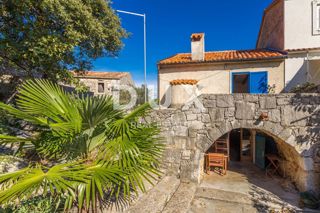 ISOLA DI KRK, KORNIĆ - Autentica casa in pietra con cortile