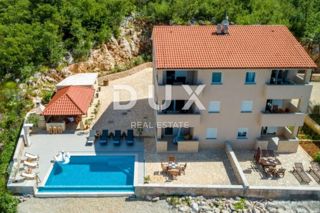 ISOLA DI KRK, KLIMNO - villa 365m2 con 6 appartamenti, splendida vista mare e piscina + area di 700m2
