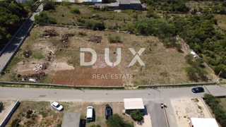 ZADAR, VRSI - Terreno edificabile 702 m², infrastrutture adiacenti al terreno!