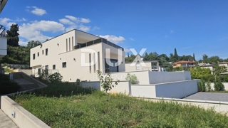 ABBAZIA, LOVRAN - appartamento di lusso di 141 m2 con piscina, a 300 m dal mare