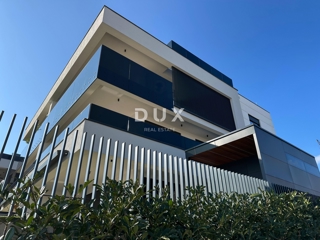 CITTÀ DI KRK, CENTRO - Attico a due piani con piscina e vista panoramica