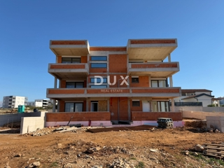 ISOLA DI PAG, POVLJANA – Appartamento con due camere da letto e ampia terrazza in un edificio modernamente attrezzato